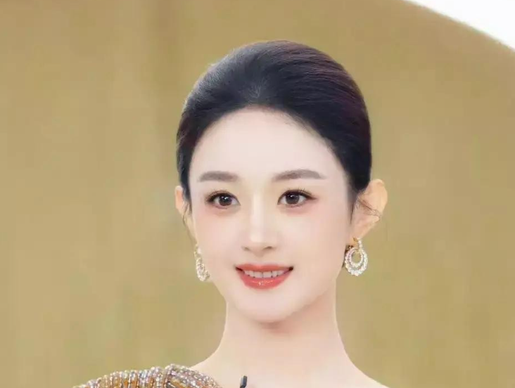 冯绍峰那辆车的后座，安全座椅装了五年没拆。
赵丽颖送医那天，他推了聚餐，没吭声。
2021年离婚，全网等撕。等来八个字：和平分手，共同抚养。五年四个月，公开场合没提过对方一个字。
安全座椅从上海跟到北京。工作推掉大半，家安在离前妻不远的地方。带孩子环影、爬长城，蹲店门口等孩子挑魔杖，不催不急。第二天