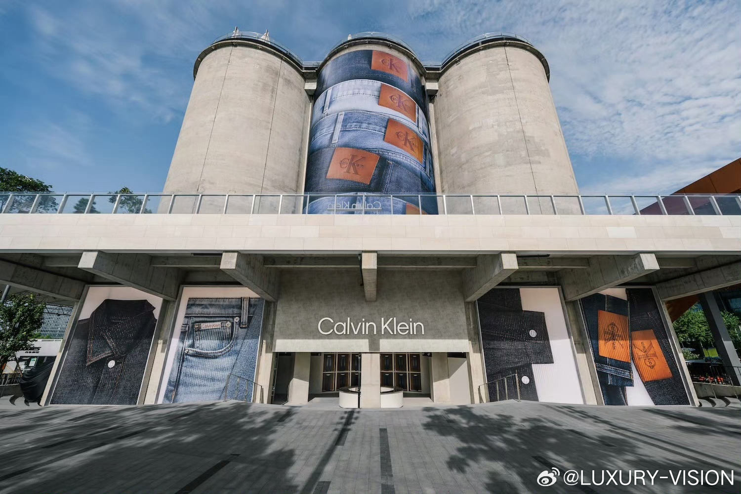 #奢华之眼news# 10月22日，Calvin Klein于上海Gate M西岸梦中心·筒仓呈现“Calvin Klein 丹宁之境”限时体验空间。作为2026秋季丹宁系列广告大片“Feel the Fit”主题的线下延续，本次体验空间围绕品牌历史、经典丹宁陈列与沉浸式试穿体验展开。当晚启幕派对上，#付辛博# 、#向涵之# 、#林沐然# 及VOWS ​