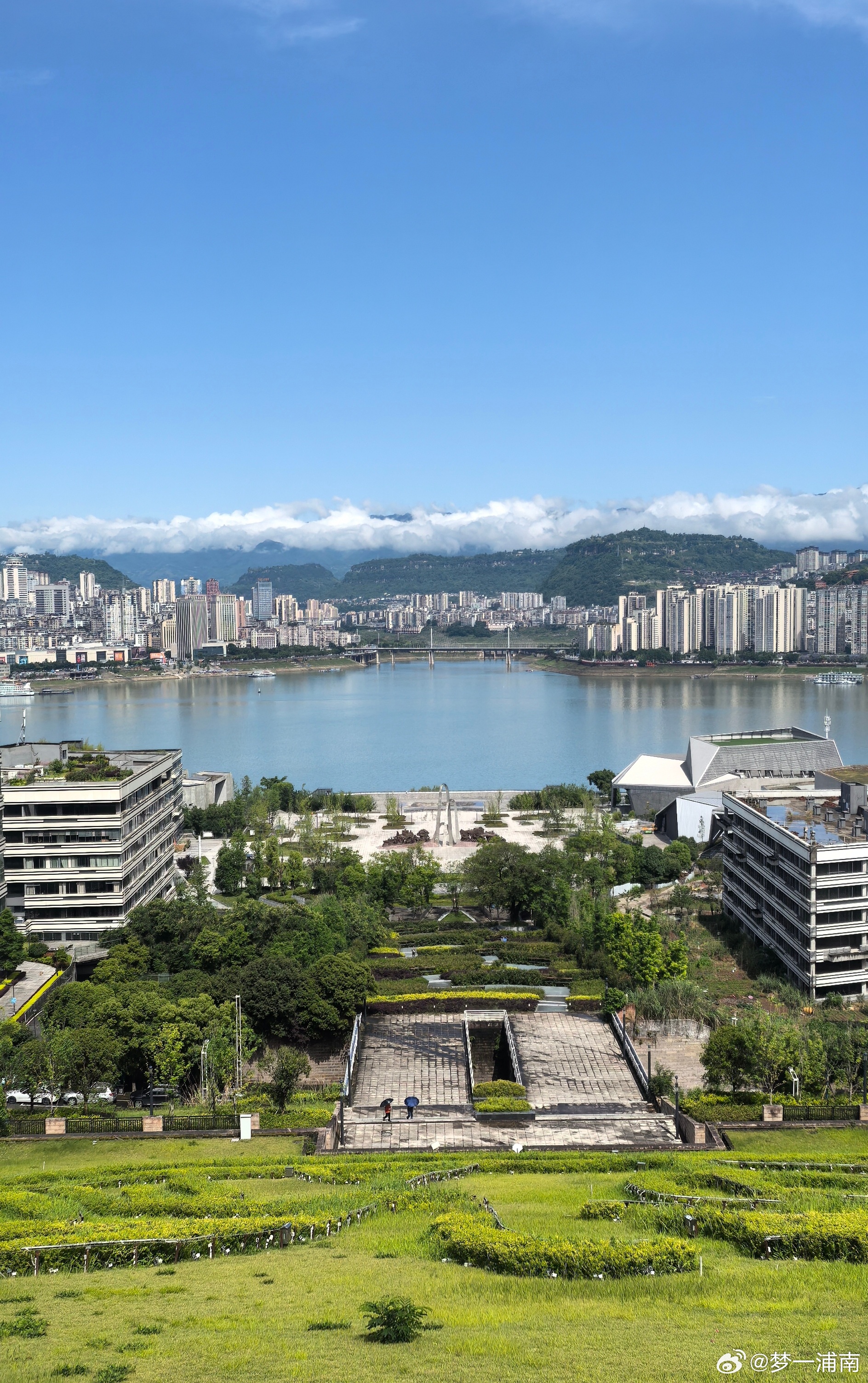夏色满江南  夏天，尽在江南汉乐府里的江南，六岁时 采莲叶于其中，戏鱼...