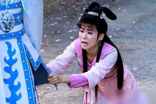 宣萱当年能杀进一线，靠的从来不是长得好看，是那股子不服输的倔劲儿。
91年拍广告被TVB捡走，同期的蔡少芬是港姐季军，郭蔼明是冠军，陈慧珊走知性路线。宣萱没走甜妹路，直接在《壹号皇庭》《刑侦4》里演硬邦邦的职业女性，愣是靠英气里带点愣头青的劲儿杀出一条血路。
后来《寻秦记》《憨夫成龙》全是收视王