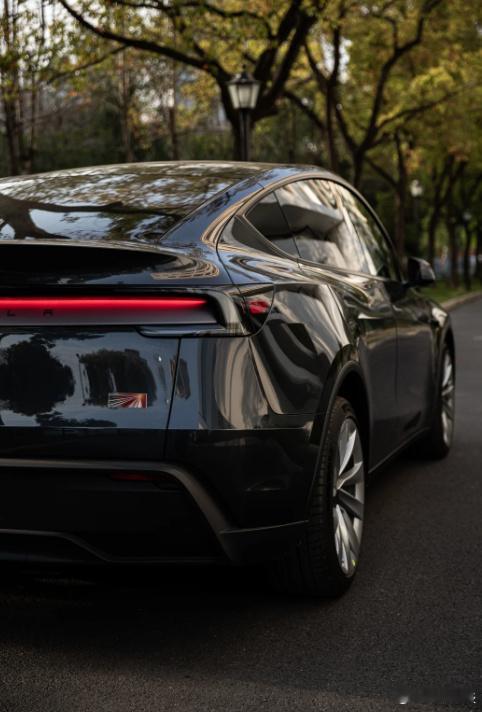 毛坯房也有高级感？Model Y 焕新版『精装细节都说特斯拉是“毛坯房...
