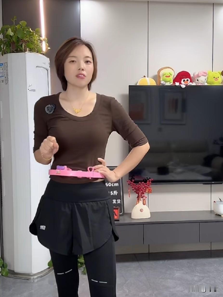 小陈天天晚上开播带货，如今主打售卖呼啦圈，这款商品已经连续卖了好几个月。
早先他直播间主要是卖衣服，后来自己身材瘦下来，觉得呼啦圈更好推广，便转型主推呼啦圈。
不少网友吐槽，直播美颜开得实在太大，脸都瘦得脱相了，看着很不真实。
靠着自身瘦身效果做宣传，直播间带货劲头十足。
