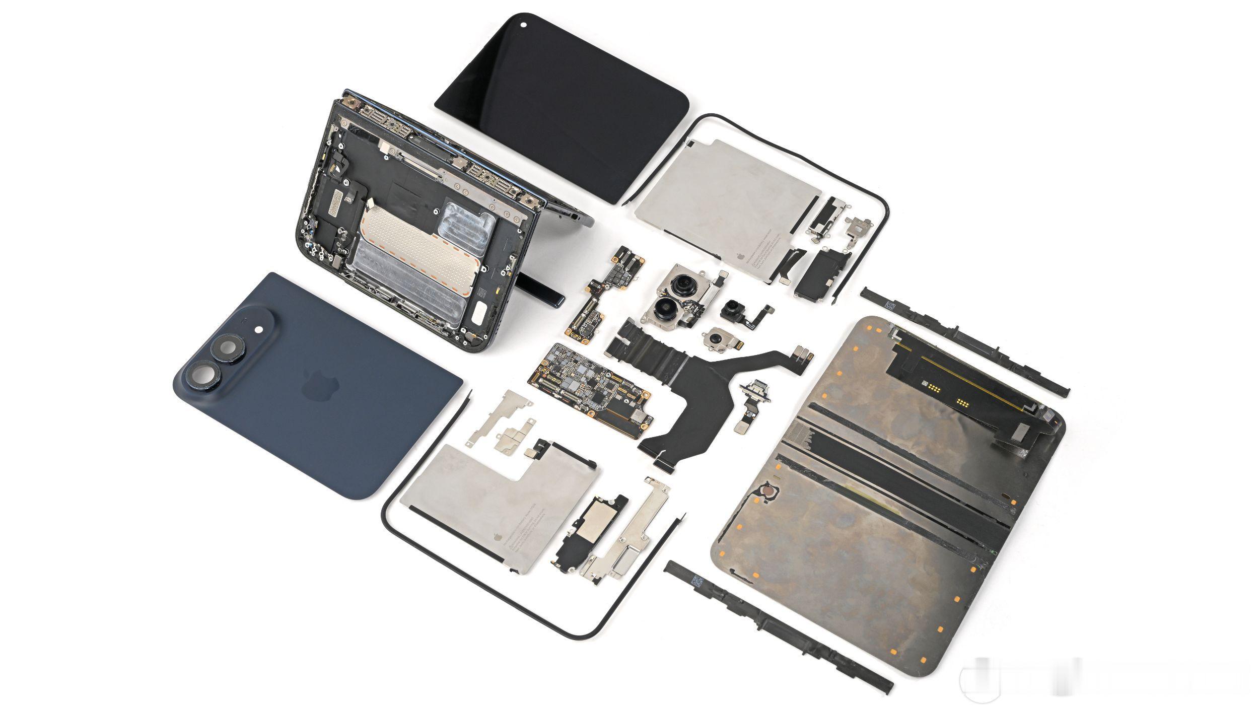 #iFixit拆解iPhoneDuo屏幕故障归因#
IT时代网10月26日消息，iFixit对iPhone Duo完成了完整拆解，并结合测试给出了折叠屏故障的判断：显示故障可能由压力、卡入的颗粒物、反复弯折或制造缺陷引起，屏幕没有物理断裂也可能因接线问题呈现同样症状。
拆解前的防尘测试中，iFixit向整机撒入荧光粉尘。iPhon ​