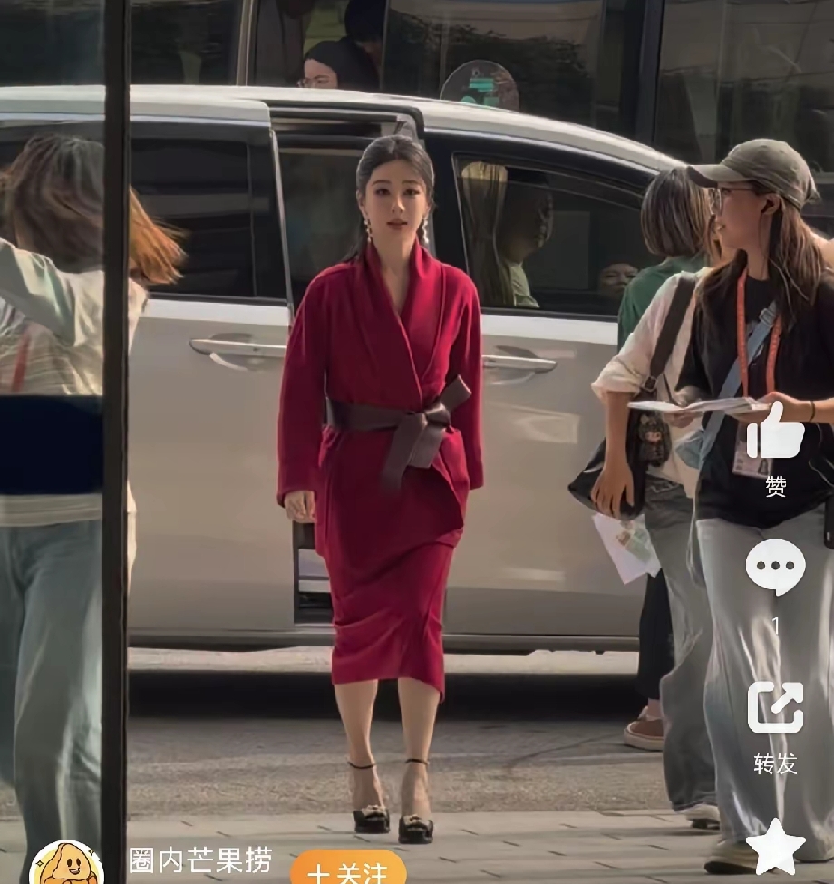 杨紫的粉丝估计要破防了
不是杨紫这次不漂亮
也不是她的作品没入围，而是杨紫的审美真的太差了！

这次杨紫出席金鹰奖提名晚会，杨紫穿了一身红色，像是女微商的头头似的。

杨紫的造型被吐槽，也不是一次两次了，不是大型活动，还是小型活动，她的造型审美都很差。

不知道是不是杨紫不舍得请好的团队，还是杨紫的