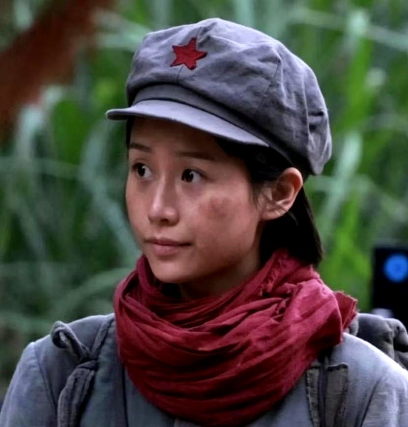 短短几个月，一个素人直接成了正剧女主角。

她叫王晓慧。比起现在很多演员的精致，她长得素素的、纯纯的，一眼看过去既俏皮又端庄，带着点中国传统女性的温婉和坚韧。

最难得的是，她身上有种老一辈演员的感觉。

天生看着就像个好人，特别根正苗红。

演技好不好先不评价，单说这气质，确实太适合演正剧了。这大