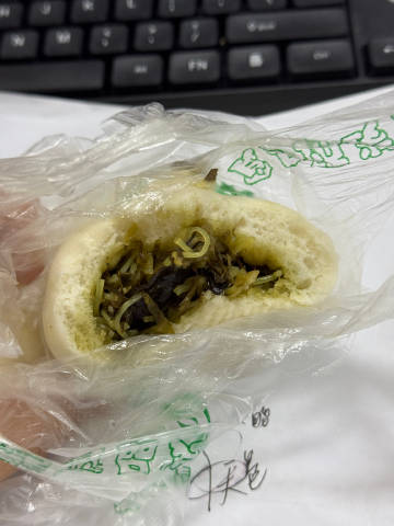 吃了那么多家酸菜粉丝包，还得是图一家的好吃，用的细龙口粉丝，酸菜也是那...