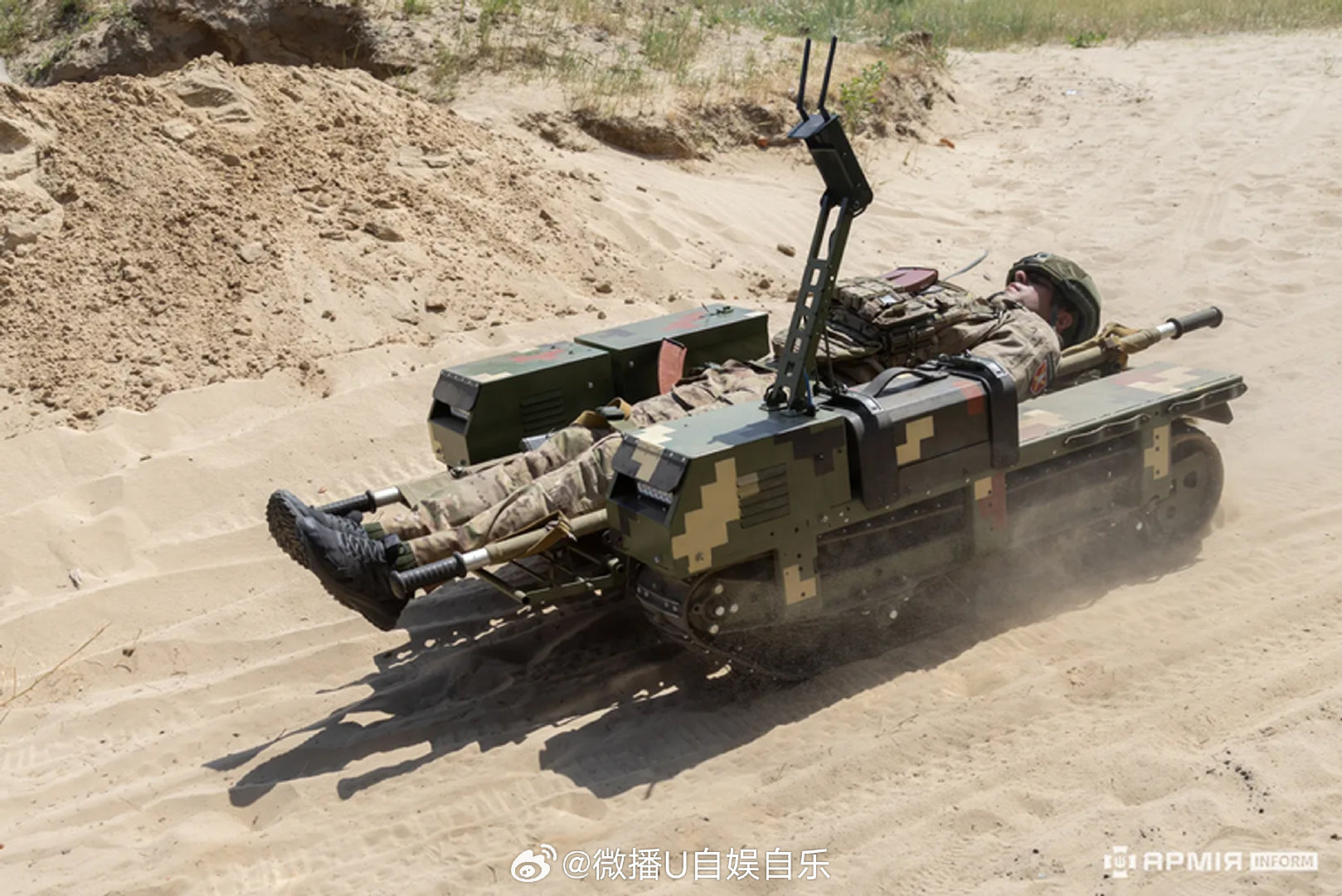 乌军的地面无人车正协助将受伤士兵从危险的前线阵地撤离，但这些机器人自身也遭到了俄军火力的攻击。
在一次撤离单名伤兵的任务中，共动用了四台机器人，期间遭到了俄军15架FPV（无人机及火炮的攻击。 ​