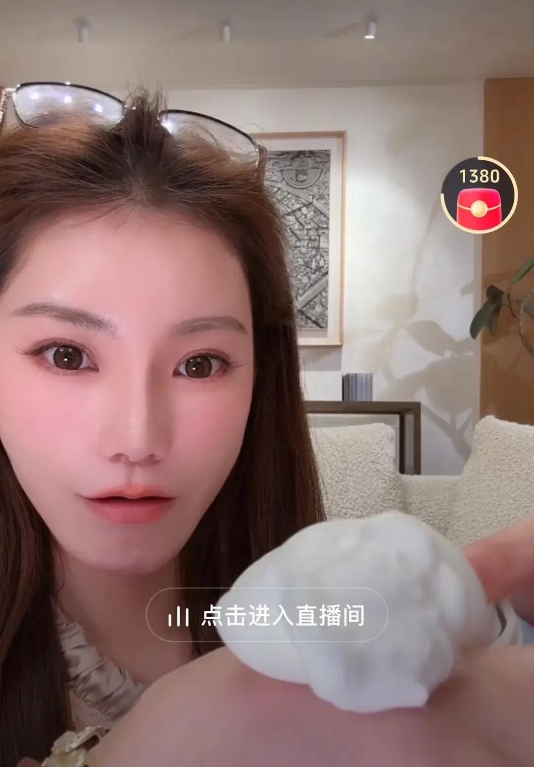 马筱梅每次在镜头前露面，总能让盯着她那张脸的网友吵翻天。
刚出现在大众视野那会儿，大家都夸她温婉大气，可最近几回直播，不少人越看越觉得不对劲。
倒不是说不漂亮，而是整张脸的状态显得极其不稳定，甚至有种说不出的局促感。
细看她现在的五官，眼角往上吊得明显，双眼皮褶皱深得像刻上去的一样。
原本最