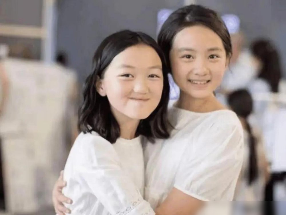 黄多多走红毯，紧张到手指头都在抠裙子，20岁了，还是那副小心翼翼的样子。
VOGUE盛典，她穿着CHANEL酒红长裙，背景板是她自己手绘的插画，落款“HYC”。跟主编刘冲同框，全网都在猜，这是要正式进圈了。
她本人说，第一次走红毯，紧张。家人没给压力，让她享受。
可你看她眼神，躲闪，抿嘴，肩膀