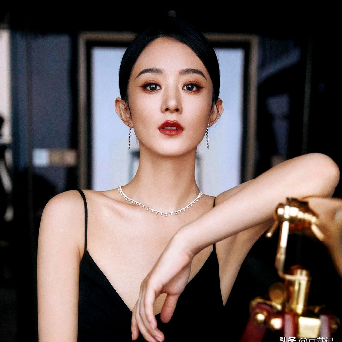 赵丽颖已经13个月没进组了。有人私下嘀咕她是不是没戏拍。

其实递来的剧本没断过，只是几十个同质化的本子全被她推了。

拿了双料视后，她早就不需要靠拼命接戏来刷脸。现在的她，把这段日子叫作“进厂大维修”。

这段时间，她经常出现在学校门口接送孩子。戏是拍不完的，但小孩长大的日子就那么几年。

比起流