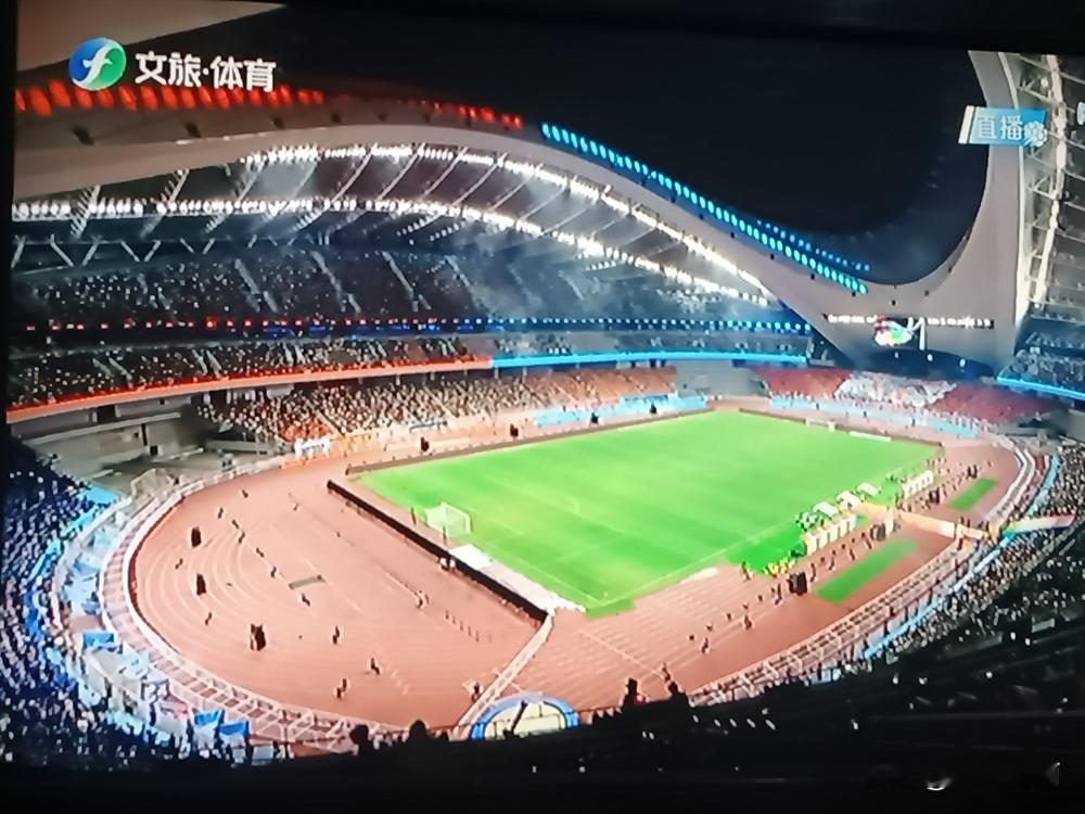 5万3千人看着，一个替补把厦门队16连胜给掀了。
10月17日闽超决赛，白鹭体育场座无虚席。厦门队11分钟就世界波破门，主场气势直接拉满。福州队56分钟换人，换上17号黄钊溢。3分钟后，他接倒三角回传推射扳平。第78分钟，又是他左路送出传中，队友头球反超。
2比1，厦门队随后疯狂反扑，福州门将刘