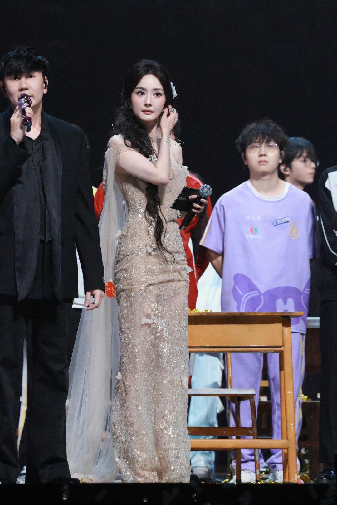 顶级星光女，生图好美！[赞][流鼻血]

#杨幂##杨幂给林俊杰伴舞# ​