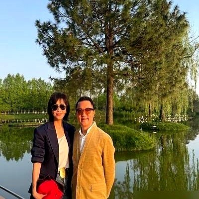 60岁的刘嘉玲穿藏蓝西装配牛仔裤坐在乌镇河边，没加滤镜，靠着老树就拍了。

有人还在盯着她老没老，她早不陪外界玩这套了。前脚刚在电影节跟梁朝伟十指相扣，后脚就在访谈里吐槽：家里灯泡坏了，大影帝只会站在那喊“嘉玲”；碰上宣传期梁朝伟焦虑，还得她来当心理医生。

38年的日子，七年之痒不知道熬过多少回，