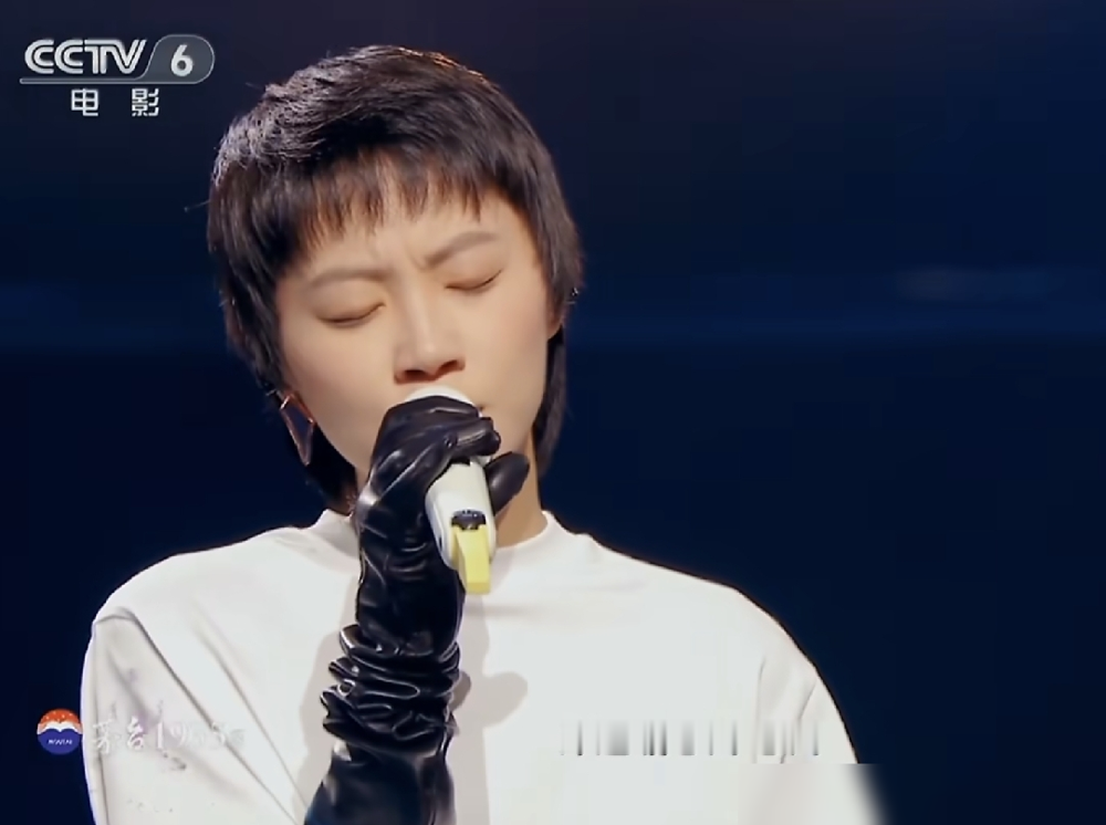 开场第一嗓子出来，弹幕直接炸了，窦靖童唱了她妈五年前那首《湾》。
冷，空，还带着股爱谁谁的松劲。台下坐的是杨受成、叶童、庾澄庆，她站台上像回自己家客厅。唱的是粤语，词咬得不算狠，可那股劲儿你换个人来真压不住。
五年前王菲首唱，是天后给晚会定调。五年后闺女接棒，唱完台下老江湖们鼓掌的鼓掌，点头的点