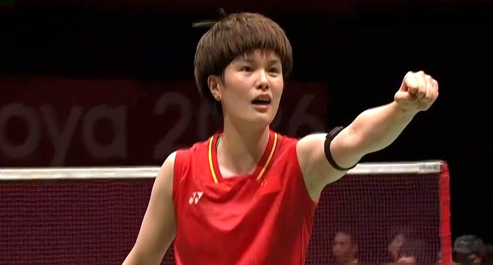 首局14比21被死死压制，第五个赛点还在死磕，王祉怡在客场硬是把山口茜拖垮了。

决胜局的空气快凝固了。场边贾一凡喊破了嗓子，王祉怡死盯着网前，汗水砸在地胶上。她不再盲目起速硬杀，一拍一拍把球甩向大对角。

起初她紧张得动作发僵。丢掉首局后她硬把慌乱掐断，改打消耗战。网前缠斗，底线拉扯，生生把本土作
