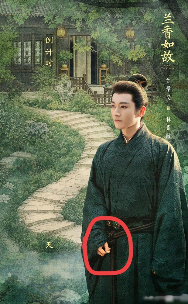 李昀锐这张脸，居然配上那么短粗的大拇指。
《九重紫》里他手一特写，弹幕直接炸了。观众说那是脸和手各长各的，又短又敦实，粗得离谱，有人直接喊话让他找手替。花絮里他自己都跟孟子义开玩笑，说两只大拇指长得不一样，怕人家跟他绝交。
结果这话题从李昀锐一路烧到半个内娱。刘学义被翻出来，《春花焰》摸吴谨言脸