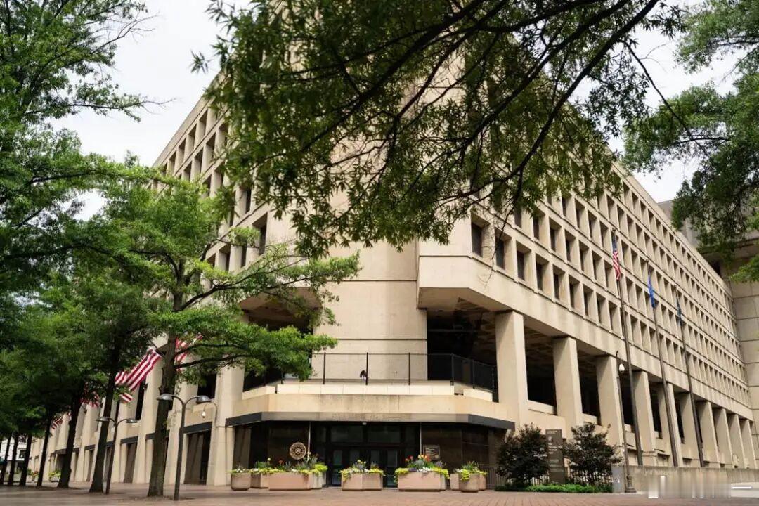 美国联邦调查局（FBI）发生严重的私人数据泄露事件。一个自称“ShinyHunters”的黑客组织周二表示，他们从FBI的一个在线招聘门户网站上窃取了属于数千名联邦调查局官员的大量敏感人事信息，包括现任和前任特工以及申请人的姓名、家庭住址、电话号码、配偶姓名、某些医疗信息和其他数据。不过，该黑客组织似乎尚未公开泄露任何数据。该黑客组织称，攻击FBI是为了报复该局在春季发布的一份公开警告中披露了该组织的策略，要求FBI在一周内“更正或直接删除”这份警告，否则将面临进一步后果。FBI发言人承认了此次数据泄露事件，称该局正在进行调查。图片来源于网络