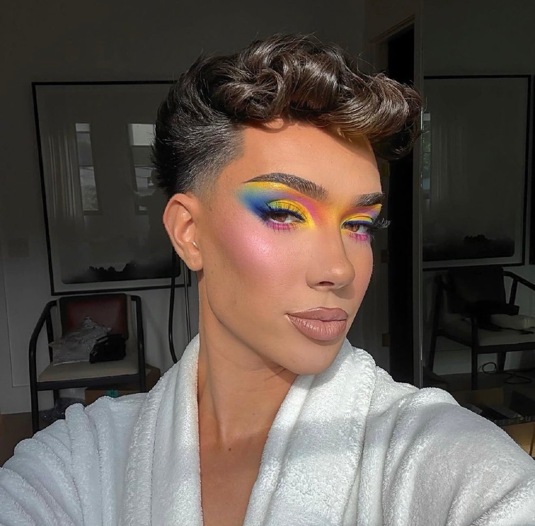 詹姆斯·James Charles 调侃自己与泰勒·斯威夫特同一天发行 ：

“泰勒·斯威夫特刚刚惊喜宣布了一首新单曲……就定在周五😭💀我甚至都无法和失败的作品竞争，更别说和女王竞争了，天哪我该怎么办哈哈哈哈” ​