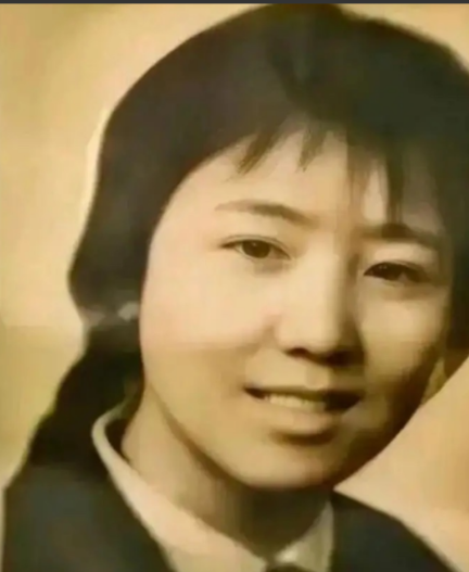 1972年，泥瓦匠张复生迎娶了女知青乔献华。新婚夜，他发现妻子的腰很粗，面对他的