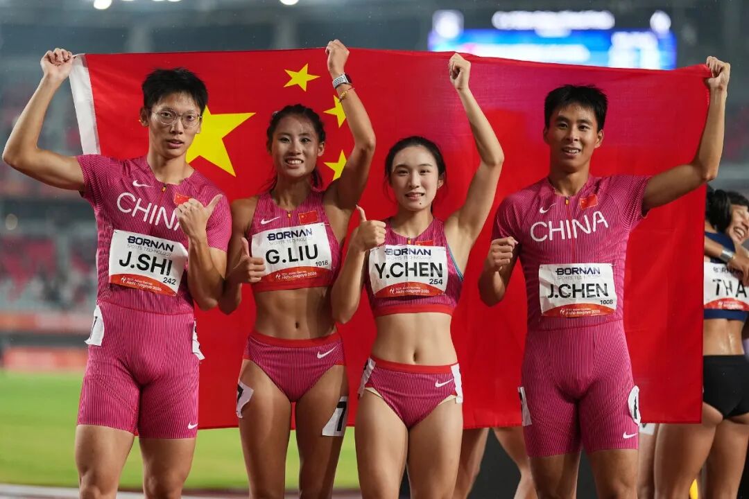 小孩姐陈妤颉为什么牛？
不是因为4乘100混合接力极限逆转夺冠，
也不是因为亚运会夺得三金一银，
而是因为她还不到十八岁，
还未成年，依旧是小孩姐！

看看陈锦丰、刘国怡、施君豪和陈妤颉，
小孩姐最瘦最矮，
却最有后劲，最有爆发力！
尤其是小孩姐说的那句话：
三金一银，我太牛了，
隔空与前几天的那句