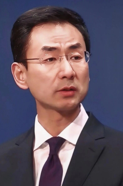 伊朗退了一步，叙利亚退了一步，巴勒斯坦退了一步，黎巴嫩退了一步，塞尔维亚退了一步，委内瑞拉也跟着退了一步。可这一步退出去，究竟换回了什么？俄罗斯不肯退，朝鲜不肯退，巴基斯坦不肯退，中国同样不肯退——因为他们心里透亮：一旦往后退了那一步，等着自己的，将是什么。
 
当下全球地缘格局，清晰分化出两种国家