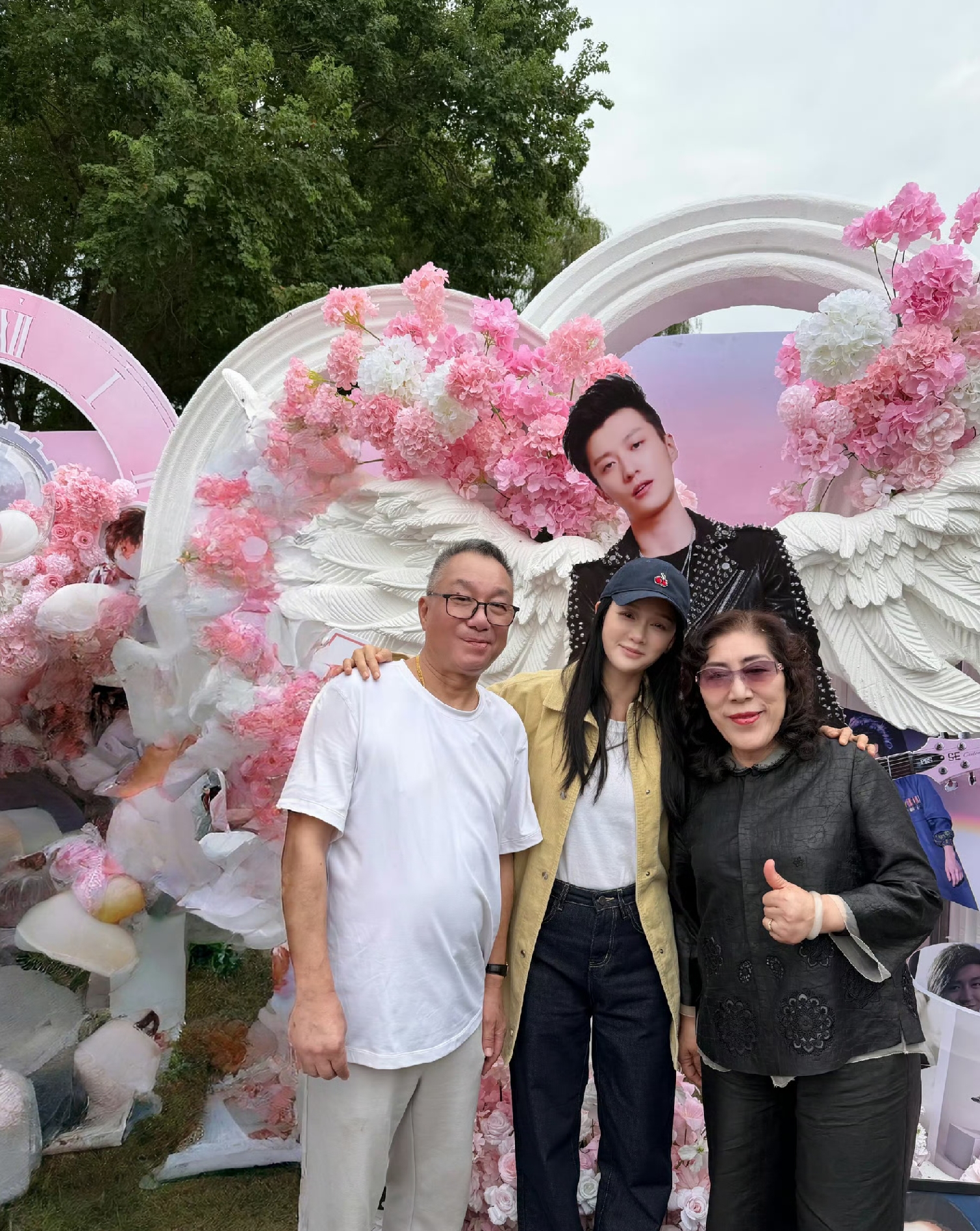 陈乔恩诠释了什么叫做有情有义
和乔任梁父母合影“十年了，你永远还是少年”这么多年了，她从来没有忘掉那个男孩，不是敷衍的发文怀念，是可以抽出时间，和对方父母团聚。
如果当年乔任梁没有出事，陈乔恩要不要嫁给他。
两人的友谊，就是圈外人都能看出，乔任梁对陈乔恩是有喜欢的。
陈乔恩看到他也会不自觉的开心，友
