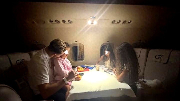 40岁的年纪，只在私人飞机上抽空抱了抱孩子，落地沙特不到24小时直接扎进训练场。

刚结束国家队集训，连倒时差的觉都不睡，C罗就套上训练服开练了。9号主场踢升班马，他早就放话这场必须上。

目前他账上已经趴着979个进球。距离1000球神迹只差21个。按他现在这种出场密度，捅破这层窗户纸也就是时间问