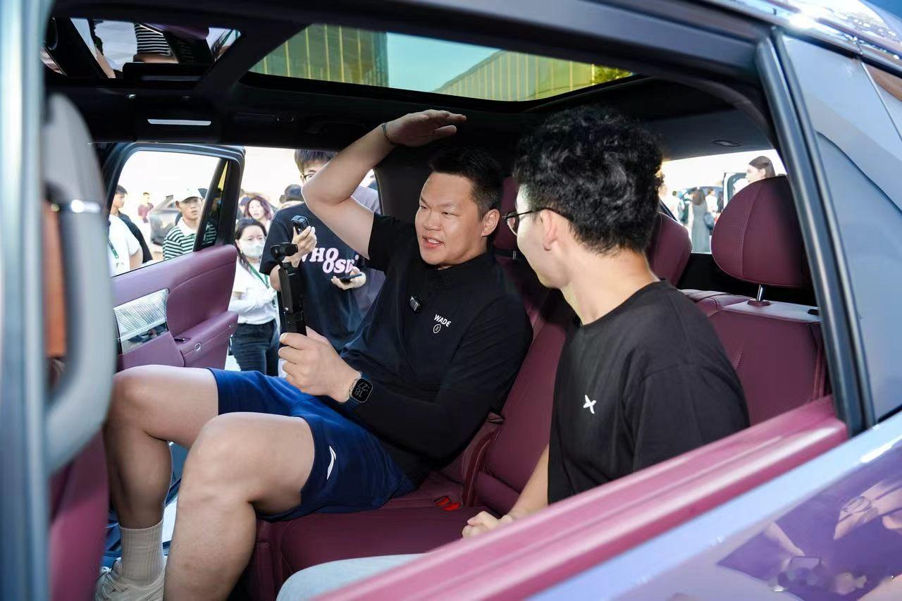 后排配备的行政中岛与冰箱，正好满足他探店打卡时存放美食的需求，奶茶、咖...