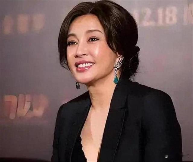刘晓庆的对与错？如果你不招惹渣男，会有今天的官司吗？

“老公老公、真的想你、留着子弹等你”，看到古柯爆出刘晓庆这些聊天记录，真东西
​一个70多岁，在圈里摸爬滚打一辈子，结了四次婚的人，还能说出这种话，很多人第一反应是“恋爱脑”或者“被骗了”
​我倒不这么看
​恰恰说明，在那个当下，她是有真情流露