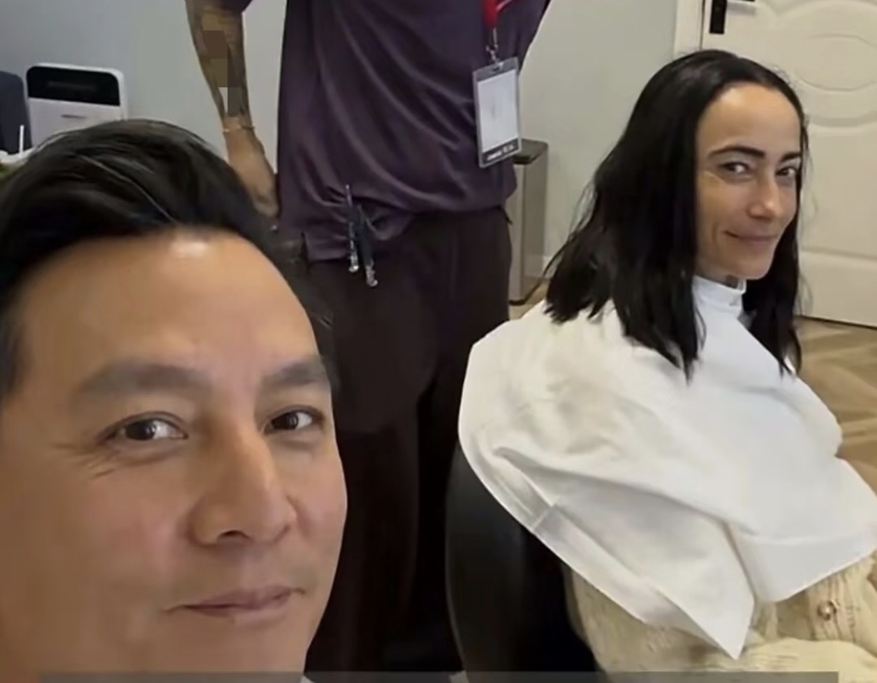 看过很多明星的夫妻照，我都无感。

直到看到吴彦祖和他老婆的照片，我相信了一件事！

原来两个人相处久了，真的会有夫妻相这种说法，不然，这两人怎么会越长越像了呢？

这也说明，吴彦祖对自己老婆是真爱啊！

大家怎么看呢？