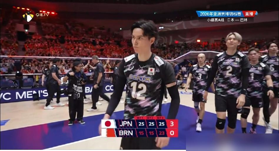 日本男排刚赢巴林就传来致命坏消息！
全场3-0赢的一点不漂亮，主动失误堆得离谱，核心二传关田诚大直接伤退，替补上来的新人经验不够，原本靠快传串联的整套体系直接晃了。
咱们中国男排这边已经小组赛两连胜，提前锁定八强席位，核心张景胤状态正热，淘汰赛大概率直接碰日本。
之前几次交手输日本，大半都是吃
