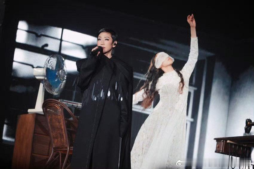 #林忆莲上海售罄加场# 她的舞台表现力一直被低估了，看过现场的人都知道她的唱跳和情绪表达有多厉害 #为什么几代人都爱听林忆莲# ​