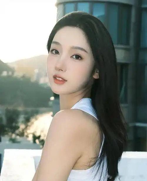 都美竹姐姐没整容前的照片，她全身整容。第一张没整容前，第二张全身整容后！ ​