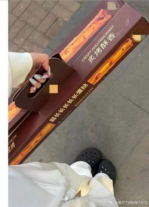 一个破东西涨价百分三百，资本家吃干你们，苹果手机啦，吃干你们，把你们吃干，马克思说的可以资本的唯一目标就是无限度增殖，当300%的超额利润摆在面前时，违法的风险成本和收益相比几乎可以忽略不计 ​