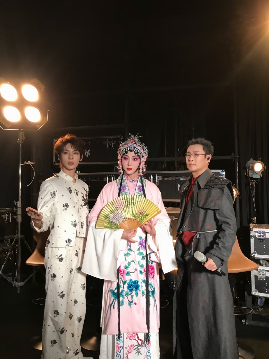 小沈阳真是眼光独到，
选歌时一回头看到jojo唐九洲
就觉得他是标准的戏曲脸，
连jojo自己都不敢相信，
这不，jojo扮上杜丽娘，
惊艳了一众哥哥，更惊艳了全网。
说真的，
之前对jojo
并没有什么好感，
觉得他是可爱挂的，
觉得一个男孩子年近30了还扮可爱，
是不是有些不合时宜。
但今天，真