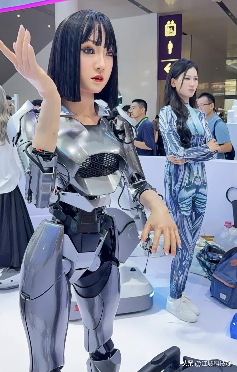 首台可完全替代国外方案的全国产技术底座的具身智能亮相了！

拥有机器身体的AI通过与实际环境的感知、交互和行动，这种AI和硬件的组合体就是具身智能，它与智能机器人和人形机器人不同，具身智能只是一种思想或者技术理念。

业界通常将一台具身智能机器人拆解为&