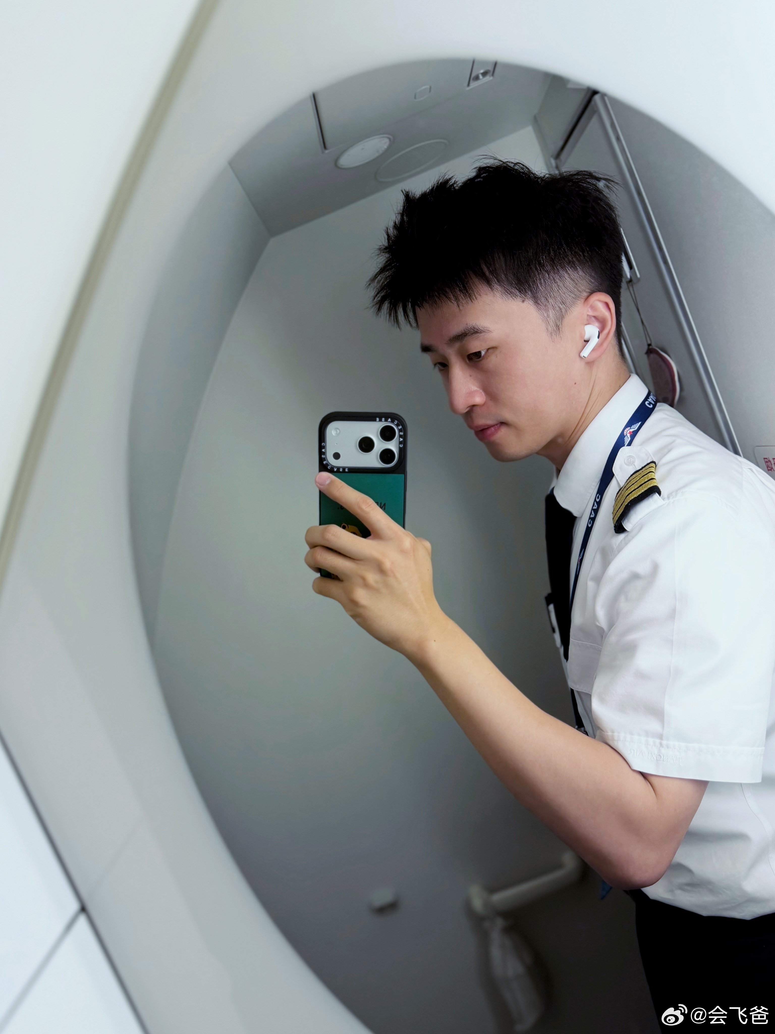 【28分钟极限过站，全程零浪费】

刚刚，我们完成了一项“不可能的任务”——
从飞机落地到位、关车，到再次推出开车，整个过站仅耗时28分钟！

没有一秒被浪费，没有一环掉链子。前后舱机组配合行云流水，机务、地服、配餐、清洁各岗位无缝衔接，每一步都精准缜密

又又又一次避免了航班延误，把旅客 ​