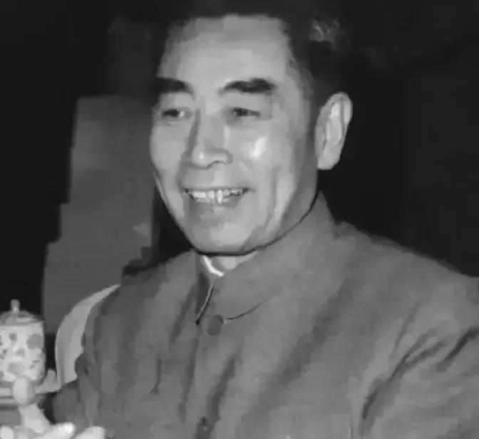 1964年，有一天，毛主席和周总理正在谈话时，毛主席突然问了一句：“五十多年了，你怎么不回家乡？”这看似简单的提问，却让周总理沉默了片刻。
 
周总理站起身，走到窗前，望着庭院里那棵老槐树。他没有立刻回答，而是缓缓地说：“主席，我想请您看个东西。”
 
他走回办公桌，拉开右手边第一个抽屉。里面没有文
