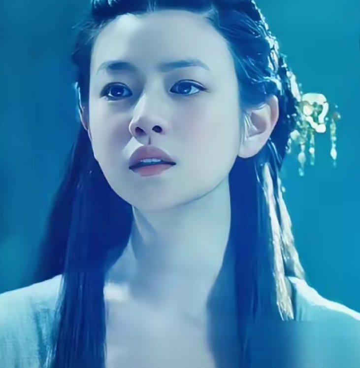 陈妍希版小龙女最讽刺的地方，
从来不是长得不好看，
是定妆时全票通过，翻车了全让演员扛。
 
当年66个女孩试妆，她全票当选。于正说定妆那瞬间全场都愣住了，跟陈淑芬画里的小龙女一模一样；陈晓看了直说震惊，杜淳也夸太美。

那时候她减到91斤，捧得像天仙下凡。

结果照片一出来，全网直接叫她“小笼包”