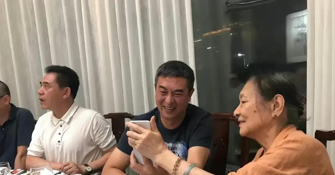 饭局上最扎眼的不是两位老戏骨同框，是桌上那盒烟旁边压着一块钱的塑料打火机。百元档的烟配这打火机，这搭配属实没想到。
照片里陈宝国坐得板正，背挺得溜直；张嘉益因强直性脊柱炎弓着背，松垮靠在椅上，脸红扑扑的。一个讲究，一个随意，摆一块儿反差是真大。听说这顿饭其实是张嘉益他们宴请恩师李苒苒，陈宝国是作陪的