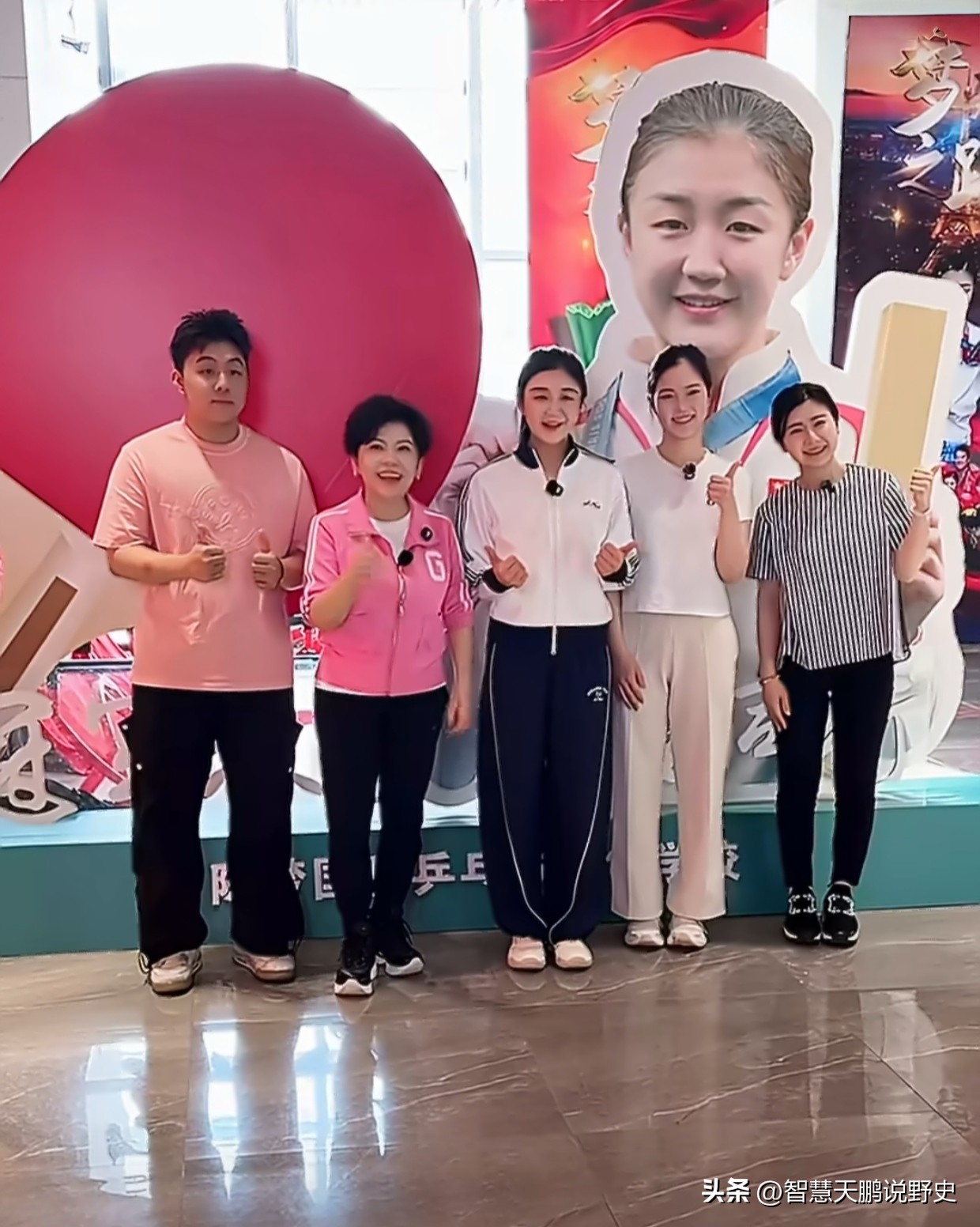 福原爱这次来青岛打比赛，主打一个&34;心态稳如老狗，体力全靠硬撑&34;！面对陈梦的猛烈攻势，她一边接球一边自嘲：&34;我这哪是打球啊，我是来还债的！十年生了三个娃，现在球拍都快握不住了，全凭当年被中国队虐出来的肌肉记忆在死撑！&34;

这话一出，全场笑翻。想当年她是&