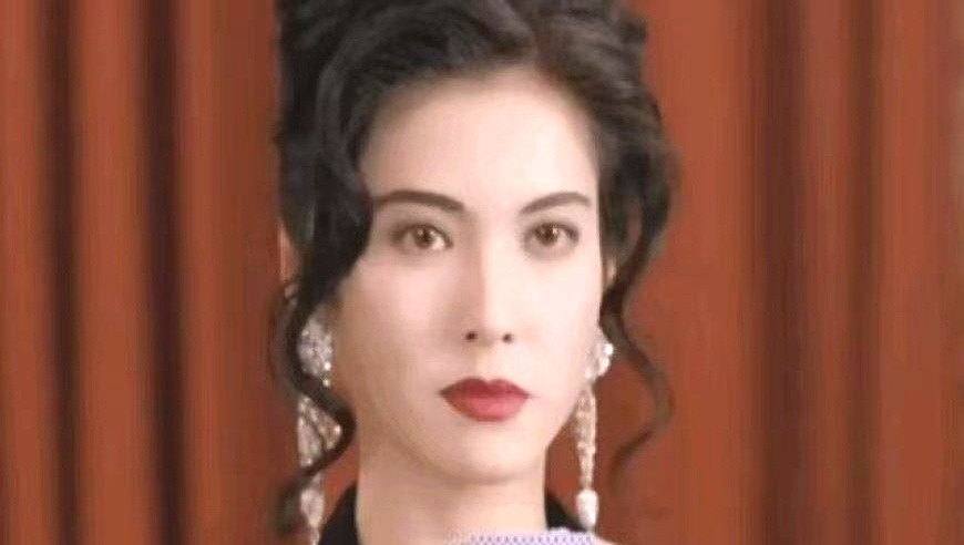 陪跑吴镇宇8年，又苦等何家劲3年，李婉华到底图个啥？

最美的年华给了吴镇宇，从他籍籍无名到红遍香江，整整八年，等来的却是一句“性格不合”。她转身投入“展昭”何家劲的怀抱，以为这次总能安定下来。

没想到，对方事业心太重，一句“还不想结婚”，又让三年感情画上句号。李婉华想要的，不过是一个家，一个能让