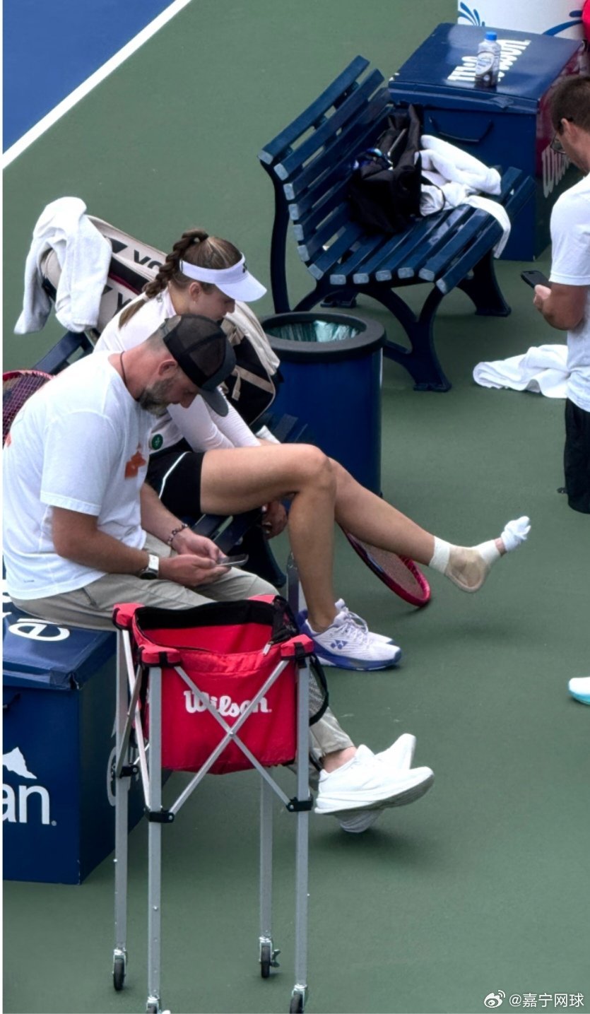 #wta[超话]#莱巴金娜已经出现在美网训练场了，但是她的左脚还缠着绷带，理疗师也一直跟着，希望没有大碍吧，总之身体健康是最重要的 ​