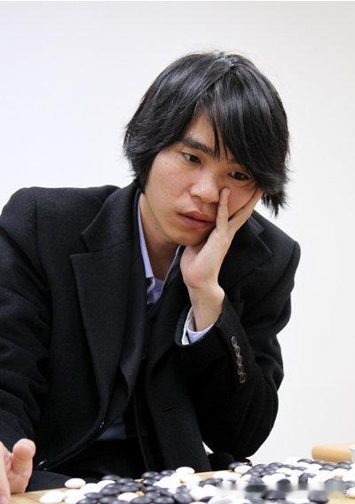 忧郁小王子（。）
13年底真的很难度过吧 麦馨咖啡杯、GS加德士杯、春兰、三星杯、名人、国手连着全输了 六连亚 ​