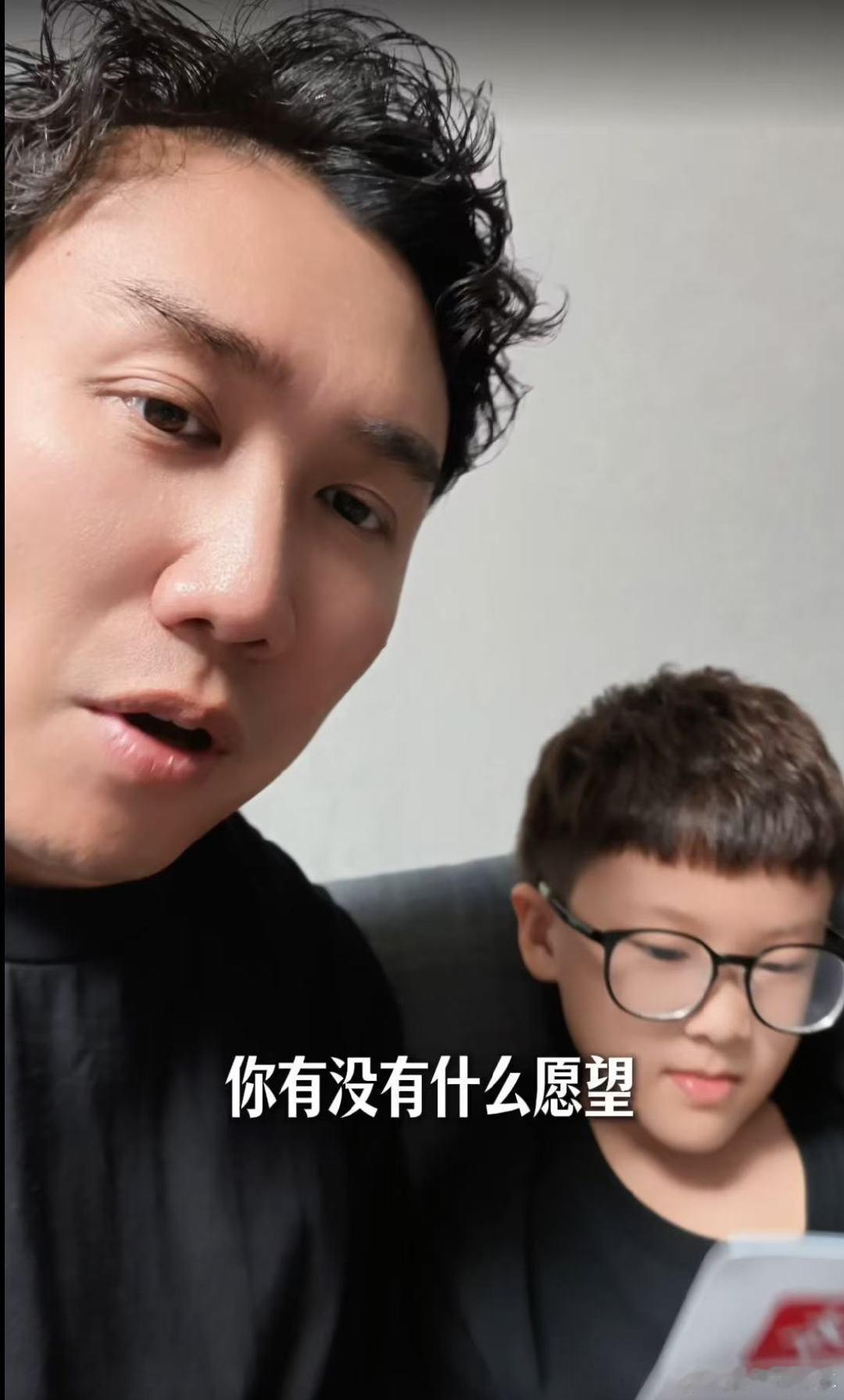 小狗才是这趟旅途的隐藏“军师”，早和小朋友串通一气，到草原专门负责挑羊，爸爸全程不知情。还好有腾势 N8L，玩偶、小狗、小羊全安顿好。浪漫不止属于大人，小朋友那些可可爱爱的愿望，也值得被认真对待。 ​