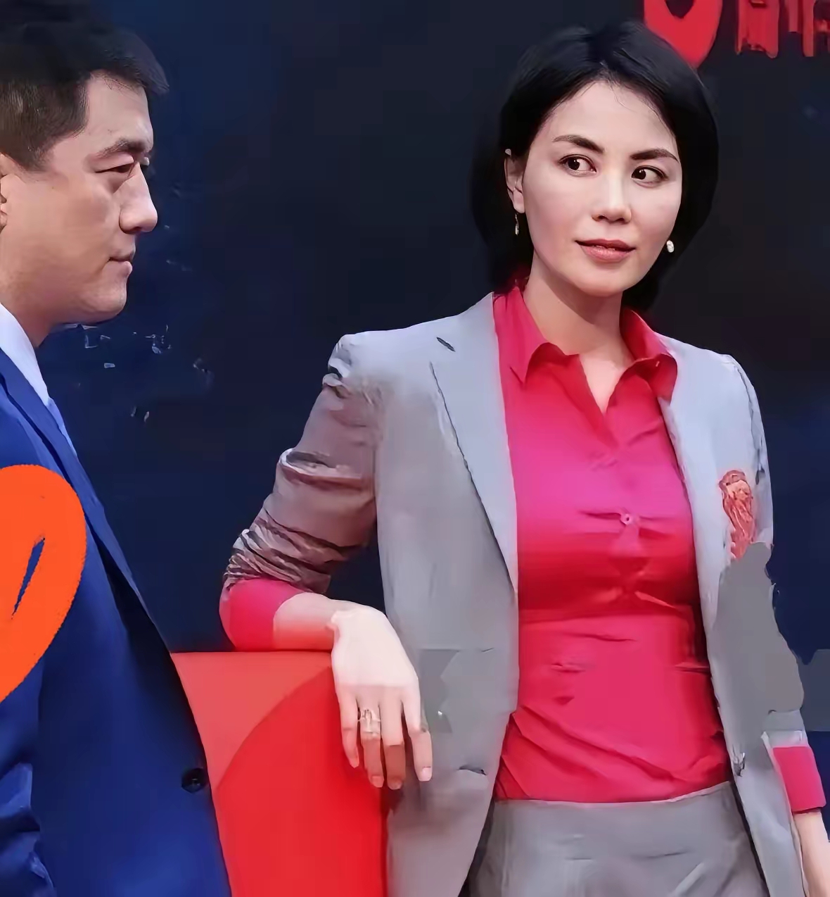 李亚鹏经营的云南民宿，王菲到访当地，瞬间引发网友热议，网上甚至传出复婚的流言。

网传自费住店、刻意回避碰面等细节，都只是自媒体脑补出来的情节，并没有实锤。

二人离婚多年，因为女儿始终有着亲情牵绊。成年人的世界，感情落幕，亲情还在。

不炒作话题，不纠缠过往，彼此保持体面，这大概就是最好的相处状态