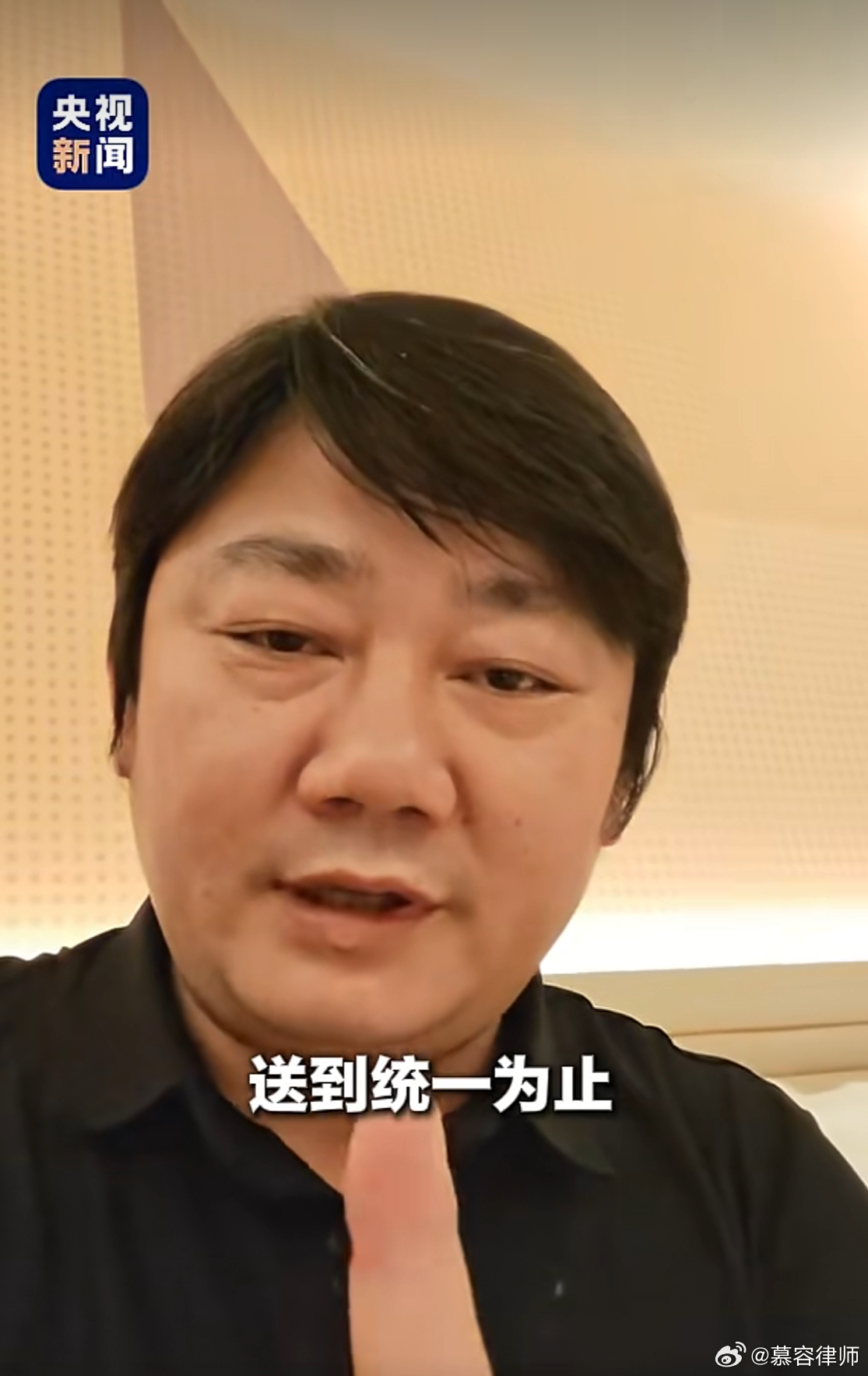 一台张雪摩托车，惊动台湾当局多部门联合，上门查扣。

然后张雪放话：资助台湾车主请律师打官司，如果还是被查扣，就扣一台，送一台，送到统一为止。

佩服。

台湾有个车友叫王茂盛，玩了多年重型机车，今年他看上了一台大陆产的摩托车 —— 张雪 820RR，重庆造，刚在国际赛事上拿了分站冠军，台湾车 ​