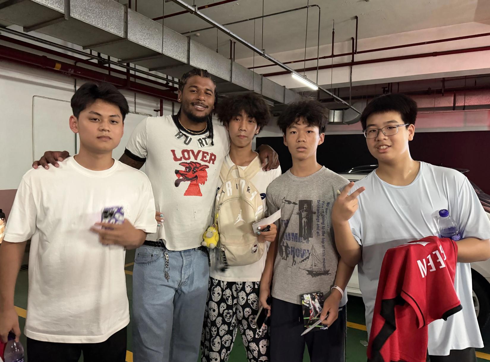 暖心偶像！球迷蹲守杰伦-格林在大堂过夜，格林为其定一间房  太阳球员杰...