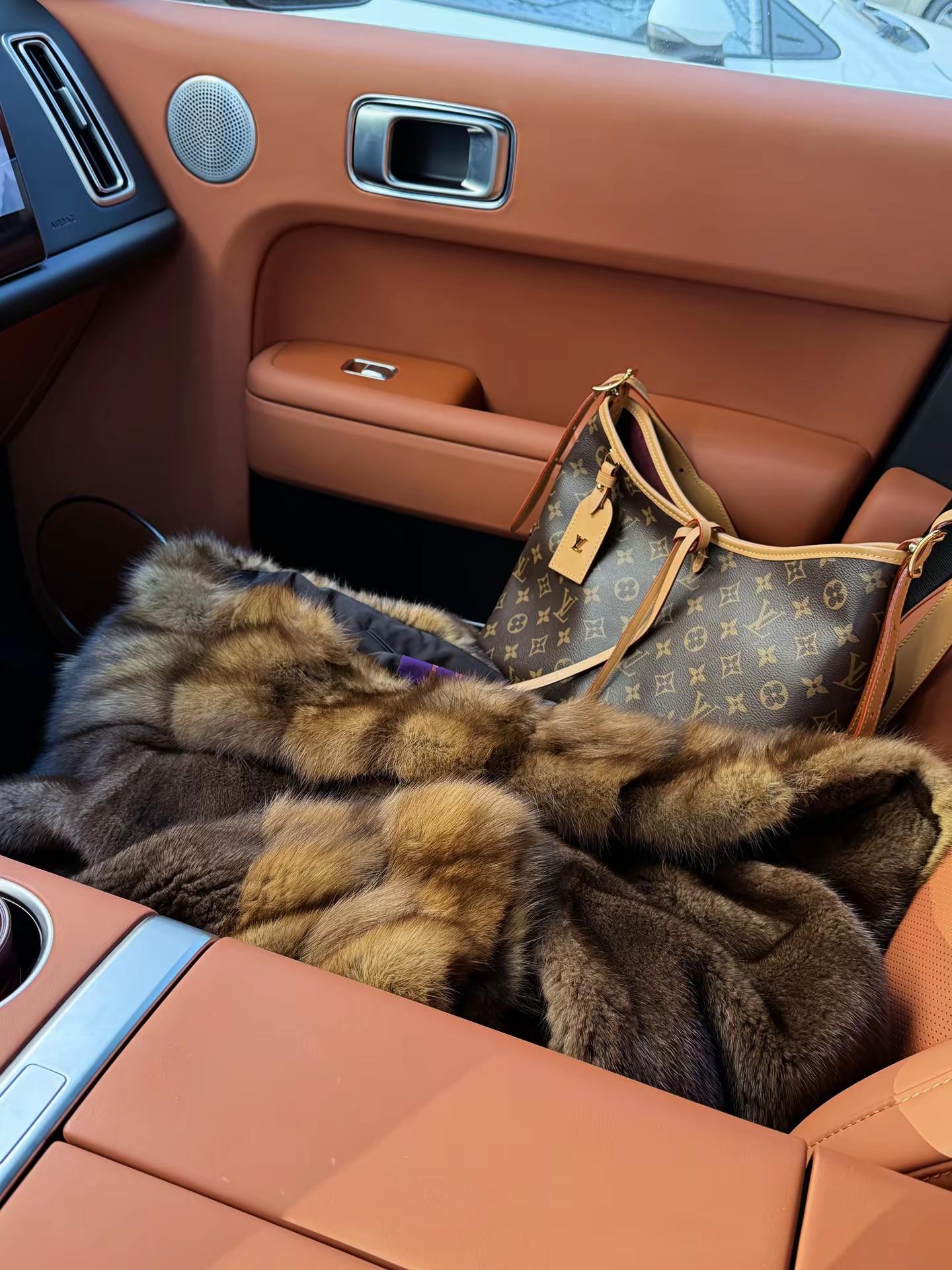 成熟女人的三大标志：穿貂 买黄金 听凤凰传奇