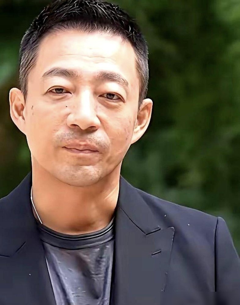 汪小菲又被拍到带“辣妹”打球，马筱梅直接开直播把这事摊开了。
她说朋友通风报信，讲得绘声绘色：短裙、白腿、戴帽子。她一听时间地点，乐了。那天穿百褶裙运动装陪着去的人，就是她自己。
乌龙一场，熟人没认出来。
但真正让人咂摸滋味的，是她在直播里被催生二胎时撂下的那句“先不用，就这样吧”。她说养一个